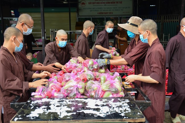 Continuing to support people in need in the Covid-19 pandemic of Hoang Phap Pagoda (series 4)
